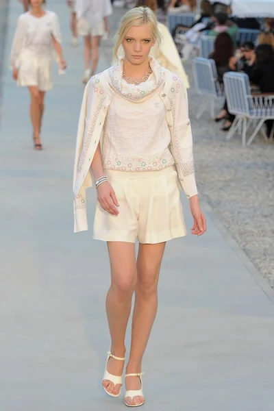 Look 15